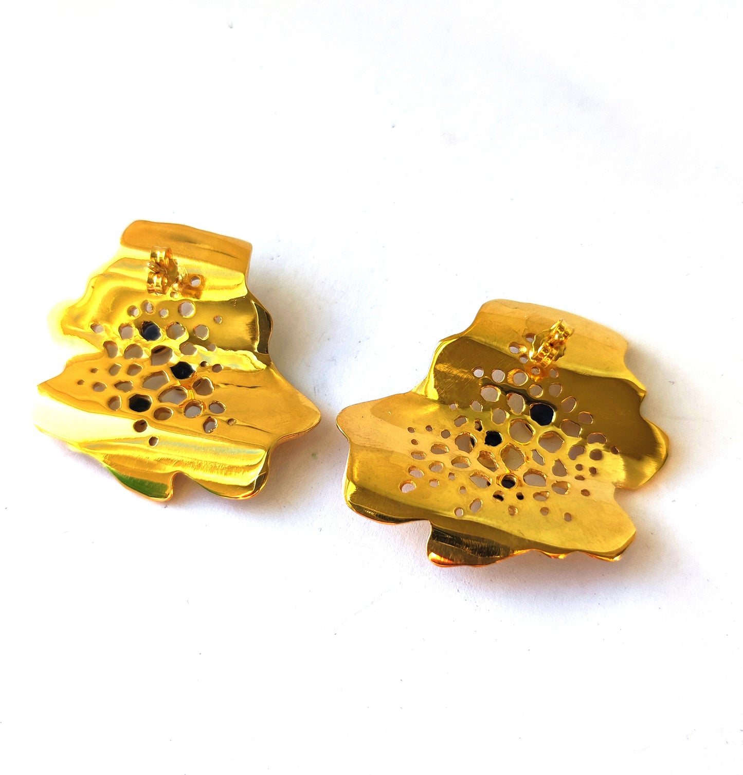 Labyrinth Wavy Gold Coral Stud Earrings with Iolite Gems