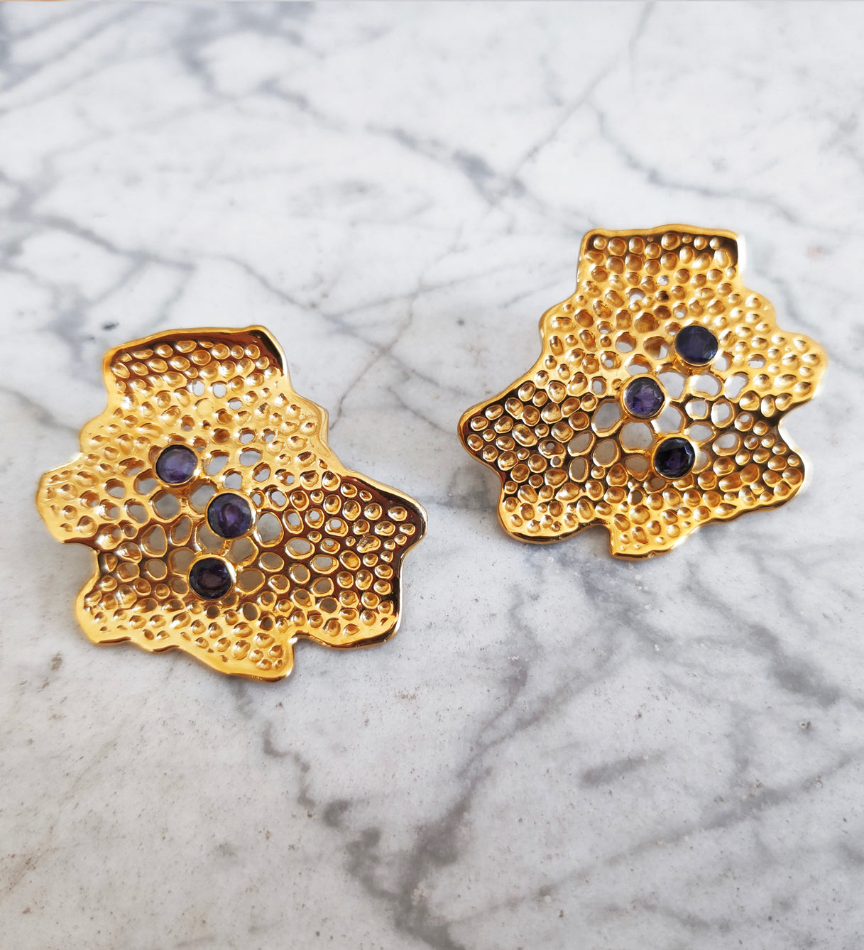 Labyrinth Wavy Gold Coral Stud Earrings with Iolite Gems