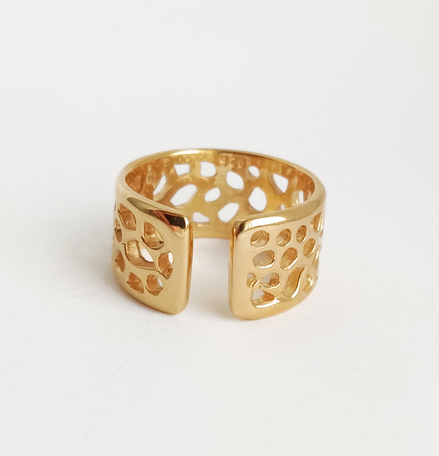 Labyrinth Chunky Unisex Gold Ring Band