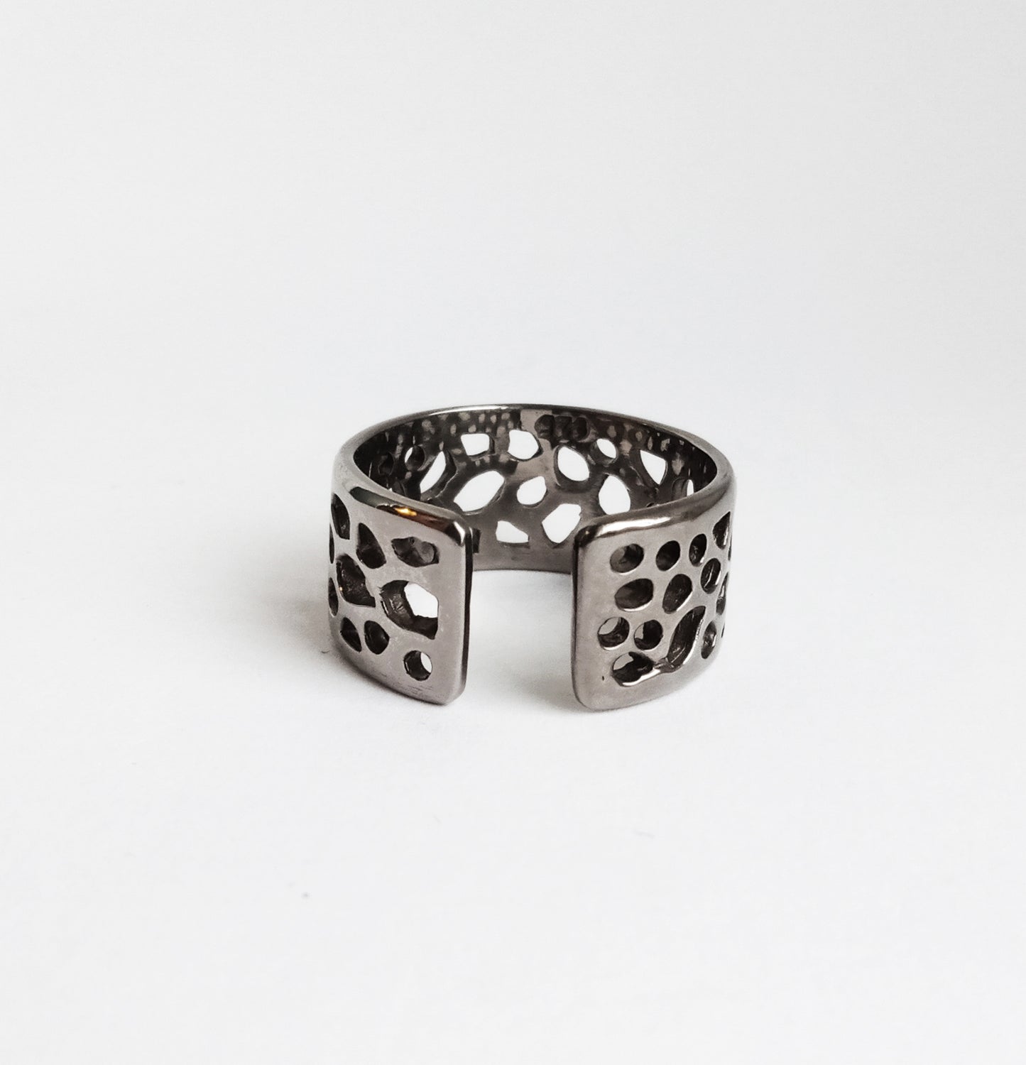 Labyrinth Black Rhodium Coral Pattern Ring Band