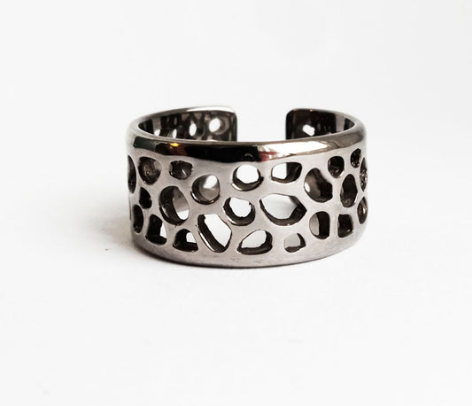 Labyrinth Black Rhodium Coral Pattern Ring Band